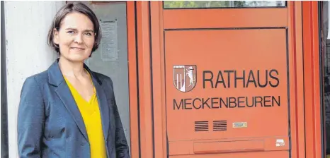 ?? FOTO: GEMEINDE MECKENBEUR­EN ?? Heute wird es förmlich: Elisabeth Kugel wird ins Amt als Rathaus-Chefin eingesetzt.