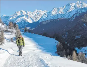  ?? FOTOS: HAEFELE ?? Winterwand­ern vom Feinsten: Die Via Engiadina verläuft teilweise auf über 2000 Metern Höhe.