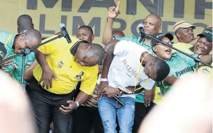  ?? /ANTONIO MUCHAVE ?? President Cyril Ramaphosa and musician King Monada lead ANC rally-goers in doing the idibala dance craze at the launch of the party’s election manifesto at Thohoyando­u Stadium.
