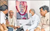  ?? PTI ?? Rajasthan chief minister Ashok Gehlot meets family members of murdered tailor Kanhaiya Lal in Udaipur on Thursday.