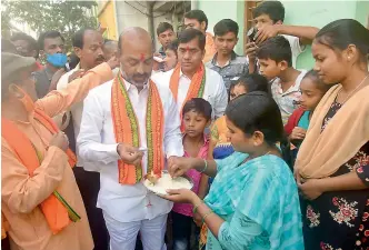  ?? — R. PAVAN ?? BJP state president Bandi Sanjay Kumar launches the Jana Jagaran programme to collects donations for the constructi­on of the Ram mandir at Ayodhya, at Sevala Basti, Site 3, Borabanda, in Hyderabad on Wednesday.