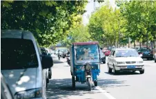  ??  ?? Liu Xingyu jobbar som ”Delivery man” i Peking. Han kör ut varor som är beställda på internet.