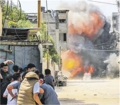  ?? Bashar Taleb / AFP ?? Un edifici rep l’impacte d’un atac aeri israelià a Beit Lahia, al nord de la Franja de Gaza, ahir.