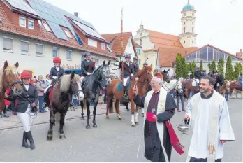  ?? FOTO: WOLFGANG FATH ?? Bischof Friedhelm Hofmann segnete in Begleitung von Pfarrer Jürgen Kreutzer Pferde und Reiter.