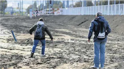  ??  ?? Niektórzy podróżni boją się, że zostawią buty w błotnej brei