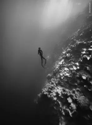  ?? ?? Be sure to seek proper and profession­al training before undertakin­g apnea diving