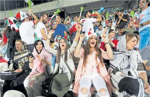  ?? EFE ?? En Rusia. Las mujeres iraníes se hicieron sentir en Kazán, apoyando a su Selección. En Teherán no pudieron verlo en pantalla gigante.