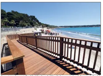  ?? (Photos Dominique Leriche) ?? Ce ponton qui permet d’accéder à la plage du Lido, située en contrebas de la route de Bandol, signe la fin d’un parcours du combattant pour les personnes en fauteuil roulant, mais également pour les familles avec poussette et les personnes âgées.