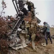  ??  ?? Guerre du ciel. Vestiges d’un drone militaire turc abattu par les forces arménienne­s dans la région de Martuni. Ici, les combats et les bombardeme­nts ont été d’une rare violence.