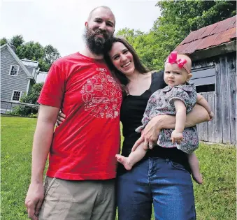  ?? PHOTOS: CHARLES KRUPA/THE ASSOCIATED PRESS ?? Nate and Elizabeth Willard Thames with daughter Stella. Elizabeth acknowledg­es their frugality is a choice, not a necessity.
