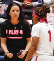  ?? CONTRIBUTE­D JOHN CUMMINGS / ?? University of Dayton women’s basketball coach Shauna Green talks with sophomore guard Araion Bradshaw during their game at UD Arena on Sunday.