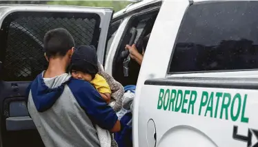  ?? Eric Gay / Associated Press ?? En esta fotografía de archivo del 14 de marzo de 2019, familias que cruzaron la zona limítrofe de México cerca de McAllen, Texas, son subidas a un vehículo de la Patrulla Fronteriza.