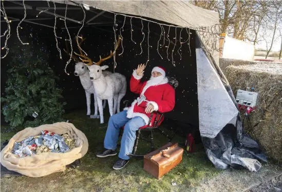  ?? Bild: Roger Larsson ?? Cirka 150 utställare deltog under årets julmässa på Wapnö gård. Det var hantverkar­e och försäljare som erbjöd allt från ljusstakar, kransar och porslin till ost, choklad och grönkål. Självklart var även jultomten på plats.