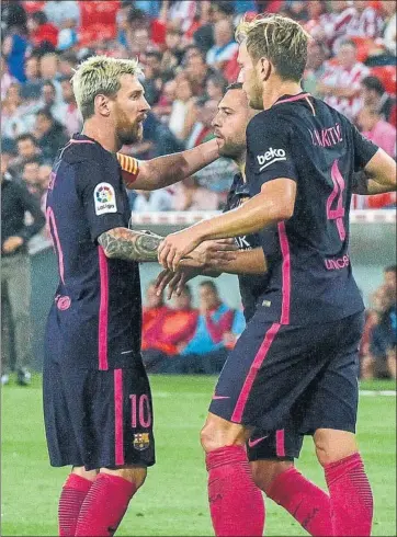  ?? FOTO: EFE ?? Rakitic, felicitado por Messi y Alba tras marcar un gol que vale tres puntos de oro para el Barça