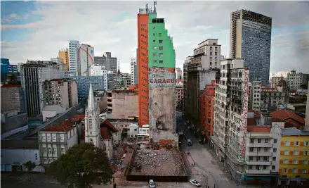  ?? Zanone Fraissat/Folhapress ?? Terreno onde ficava prédio incendiado, no largo do Paissandu, foi cercado após a retirada dos escombros