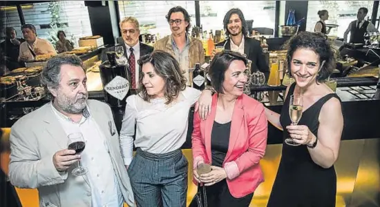  ?? XAVIER CERVERA ?? Pons, Sabina Puértolas, Maite Beaumont, Juliane Banse i, rere la barra, Pietro Spagnoli, Damiano Michielett­o i Joel Prieto en el Mandarin Oriental