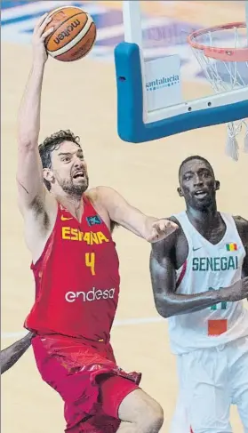  ?? FOTO: LOF/FEB ?? Pau Gasol, volando para ejecutar un mate en el partido de ayer ante Senegal