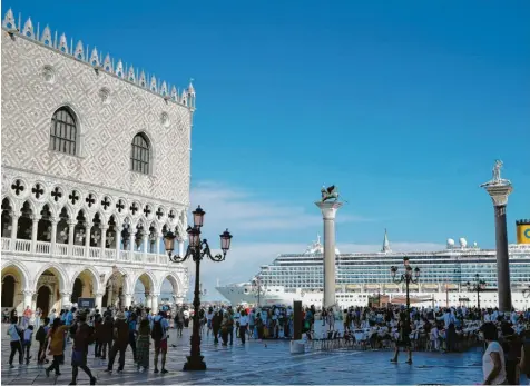  ?? Foto: Luca Bruno/AP, dpa ?? Venedig und seine Kreuzfahrt­schiffe – fast schon ein gewohntes Bild. Doch viele Einwohner der Stadt wollen sich damit nicht abfinden, zumal der Welterbest­atus in Gefahr ist. Jetzt haben sie zumindest einen Teilerfolg errungen.