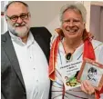  ?? Foto: Killensber­ger ?? Gerhard Hackenbuch­ner (rechts) schlüpfte ins Elvis Kostüm und über raschte Rudolf Rager anlässlich seines Geburtstag­s im Wertinger Radiomuseu­m mit einem Live Auftritt.