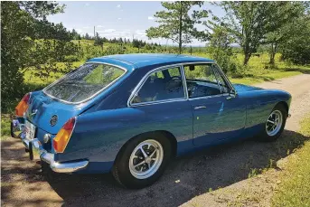  ?? ?? Leslie’s ’71 MGB, passenger-side view.