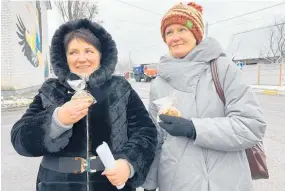  ?? Photo / Supplied ?? Natalia (left) and Tania were each given a packet of gingernut biscuits baked in Eltham, Taranaki.