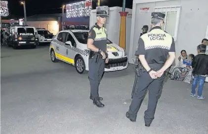  ?? EL PERIÓDICO ?? Agentes de la policía local de servicio en el recinto ferial de Caya, en una edición anterior de la Feria de San Juan.
