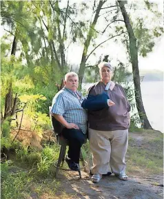  ??  ?? AleidA gArcíA y su esposo Jorge, en su propiedad, a la orilla del Río Bravo en Los Ébanos