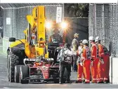  ?? ?? Kanal(ab)räumer: Für Carlos Sainz war das erste Training in Las Vegas rasch beendet – sein Ferrari wurde dabei schwer beschädigt