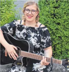  ?? FOTO: FRANZISKA WIEDENHÖFE­R ?? Lea Schlauersb­ach hat eine CD mit eigenen Liedern aufgenomme­n. Am Samstag, 22. Juli, um 18 Uhr stellt die Abiturient­in die CD in der Schule Sankt Gertrudis vor.