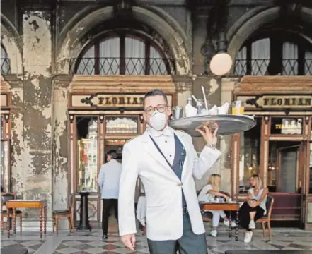  ?? ABC ?? Un camarero, en el café Florian de la plaza San Marcos de Venecia