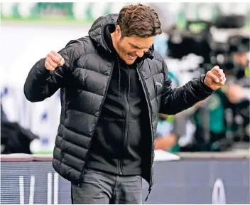  ?? FOTO: SWEN PFÖRTNER/DPA ?? Mit geballter Faust in den Saisonends­purt: Dortmunds Trainer Edin Terzic jubelt nach dem Schlusspfi­ff in Wolfsburg, wo sein Team 2:0 gewann.