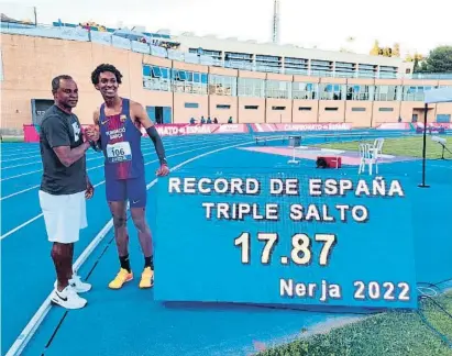  ?? Barc ?? Jordan Díaz amb el seu entrenador Iván Pedroso davant el marcador que reflecteix la seva marca