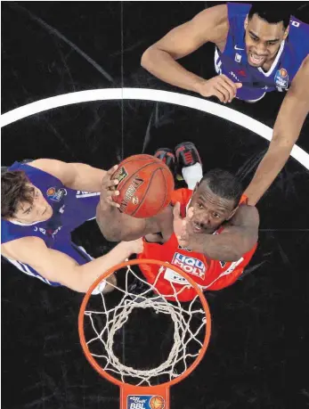  ?? FOTO: IMAGO ?? Ulms Topscorer Raymar Morgan setzt sich hier beim Korbleger gegen Göttingens Jesse Sanders ( li.) und Darius Carter (hinten) durch. In der Eurocup-Zwischenru­nde wird es auch auf ihn ankommen.