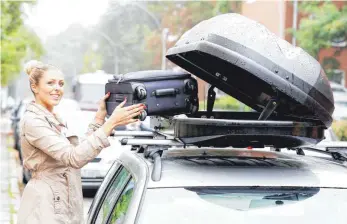  ?? FOTO: BODO MARKS/DPA ?? Auf seitlichen Zugang achten: Besonders praktisch ist es, wenn der Zugang zur Dachbox von zwei Seiten möglich ist.