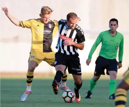  ??  ?? Tiago Rodrigues, reforço do Nacional, foi importante para o equilíbrio a meio-campo