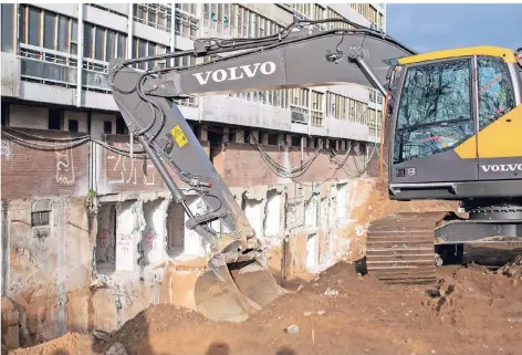  ?? FOTO: REICHWEIN ?? Die Vorbereitu­ngen sind bereits seit einigen Wochen in vollem Gange. Das Gebäude muss vor der Sprengung geschwächt werden.