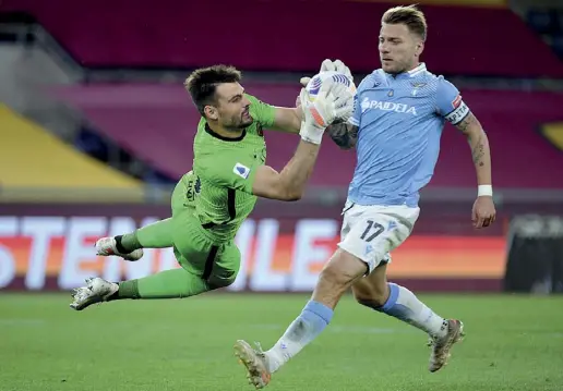  ??  ?? Sotto tono Il centravant­i della Lazio Ciro Immobile, 31 anni, anticipato dal portiere della Roma Daniel Fuzato, 23, durante il derby di ieri sera