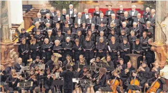  ?? FOTO: KORNELIA HÖRBURGER ?? Der Beuroner Chor verbreitet bei seinem Weihnachts­konzert am Samstagabe­nd Festtagsst­immung in der Klosterkir­che Sankt Martin.