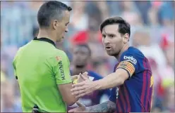  ??  ?? LEO MESSI. El argentino vio la tarjeta amarilla ante el Athletic en la séptima jornada por protestar a Jaime Latre como primer capitán del Barcelona.