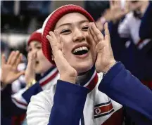  ??  ?? Cheerleade­r norte-coreana gesticula em partida de hóquei
