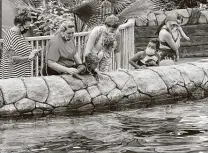  ?? Staff file photo ?? Visitors view stingrays in the Aquatica area as Seaworld San Antonio entertains a limited amount of guests last July.