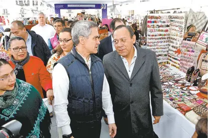  ??  ?? El jefe de Gobierno encabezó la apertura de la feria de los pueblos originario­s en el Zócalo.