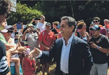  ?? ERIC FEFERBERG / AFP ?? Nicolas Sarkozy saludando ayer a simpatizan­tes en el Tour de Francia