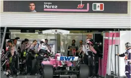  ??  ?? Sergio Pérez, con su equipo tras abandonar la competenci­a en el Autódromo.