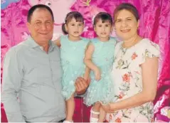 ??  ?? > Alfredo Saracho Lugo y Elizabeth Souza con sus encantador­as nietas Mía Sofía y Mía Lucía.