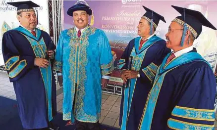  ?? [FOTO SHARUL HAFIZ ZAM/BH] ?? Naib Canselor UUM, Prof Datuk Seri Dr Mohamed Mustafa Ishak (dua dari kiri) bersama Abdul Fattah (kiri), Shaharuddi­n (dua dari kanan) dan Muhammad Olian pada Majlis Konvokesye­n Ke-30 UUM di Sintok, semalam.