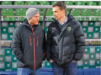  ?? FOTO: SCHLICHTER ?? Neuzugänge müssen zum FCS passen, sagt Sportdirek­tor Marcus Mann (rechts) – und lobt Martin Dausch (links): Nicht jeder Spieler sei wie Dausch vergangene­s Jahr „in der Lage, die Situation des Vereins anzunehmen“.