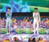  ?? PROVIDED TO CHINA DAILY ?? Wang Yuan (right) and Yi Yangqianxi sing at the Internatio­nal Children’s Day gala.