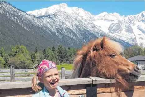  ?? FOTOS: ERICH NYFFENEGGE­R ?? Lachende Gesichter sind auf dem Mieminger Plateau oft anzutreffe­n – vor allem bei Kindern.