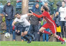  ?? FOTO: CF ?? Damir Saciri (links, im Zweikampf mit Heges Marcel Döberl) und die SpVgg Lindau wollen im Heimspiel gegen Ailingen von Beginn an Gas geben.